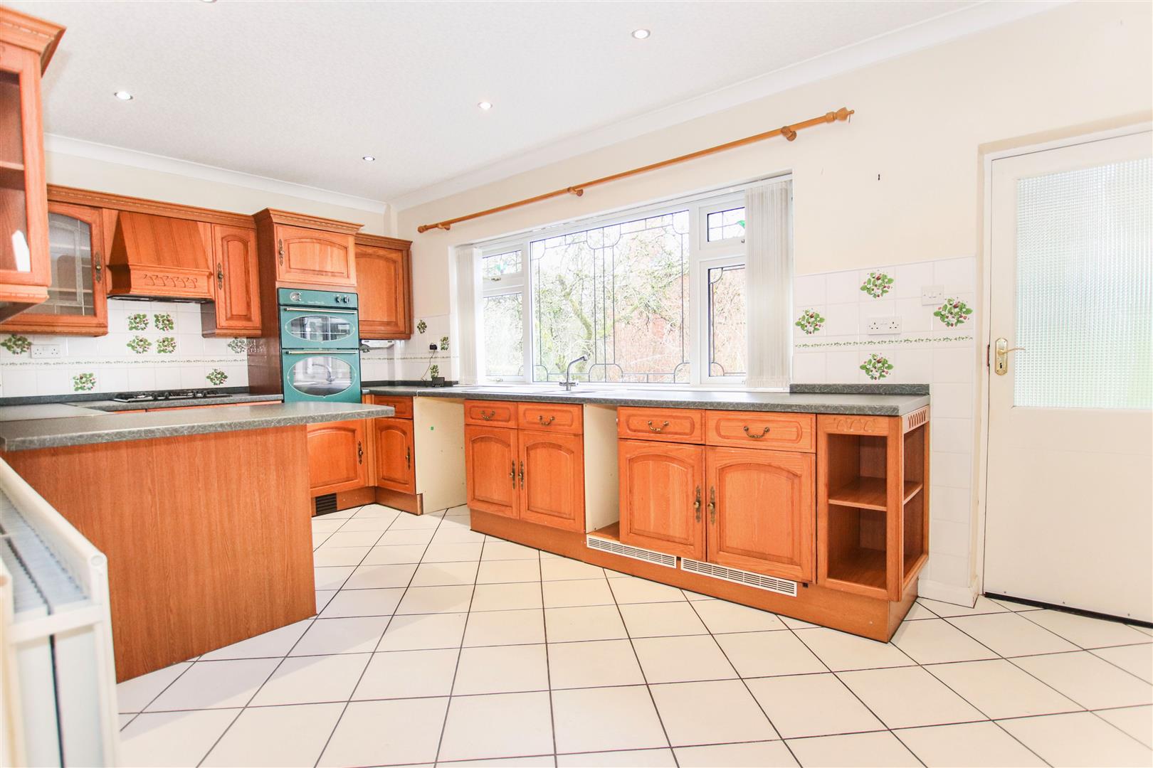 FITTED KITCHEN / DINER